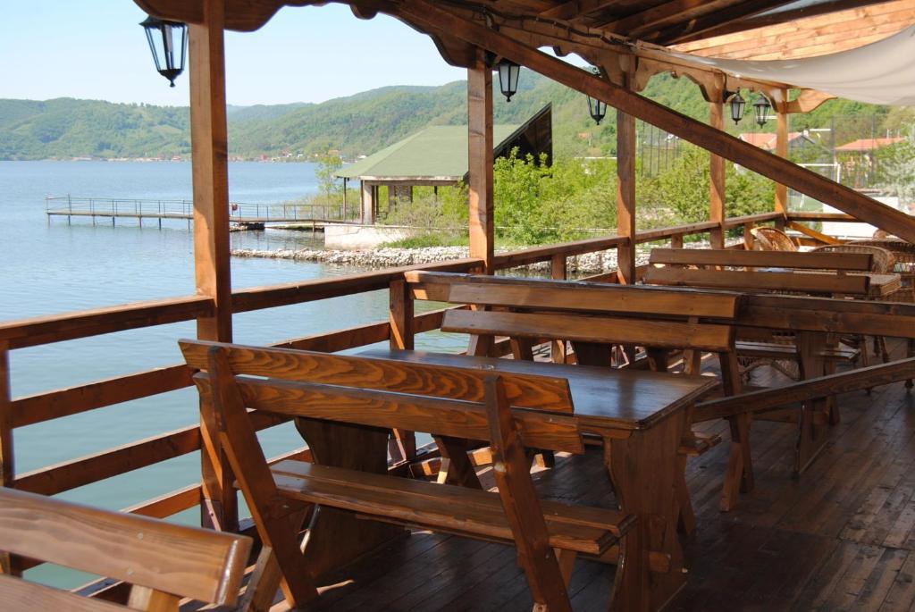 Pension La Ponton Ieşelniţa Εξωτερικό φωτογραφία